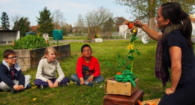 Les enfants sèment à la folie avec Artpiculture.